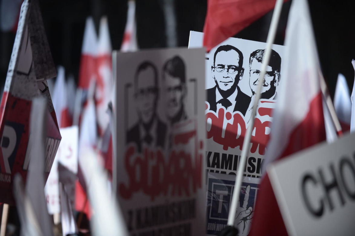 Tłumy rozpoczęły protest pod Sejmem! Uczestnicy solidarni z Mariuszem Kamińskim i Maciejem Wąsikiem