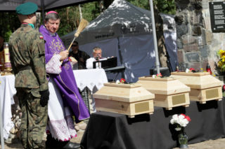 Pogrzeb na Wołyniu. Szczątki 55 Polaków spoczęły w Ostrówkach