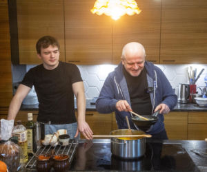 Paweł Kowal z synem gotują kartoflankę