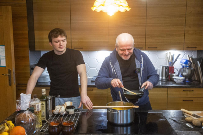 Paweł Kowal z synem gotują kartoflankę