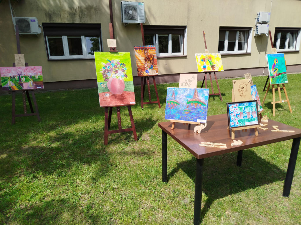 Przez lata ŚDS w Siedlcach działał w dwóch lokalizacjach, teraz już oficjalnie funkcjonuje w jednym miejscu, w budynkach dostosowanych do potrzeb osób z niepełnosprawnościami. 