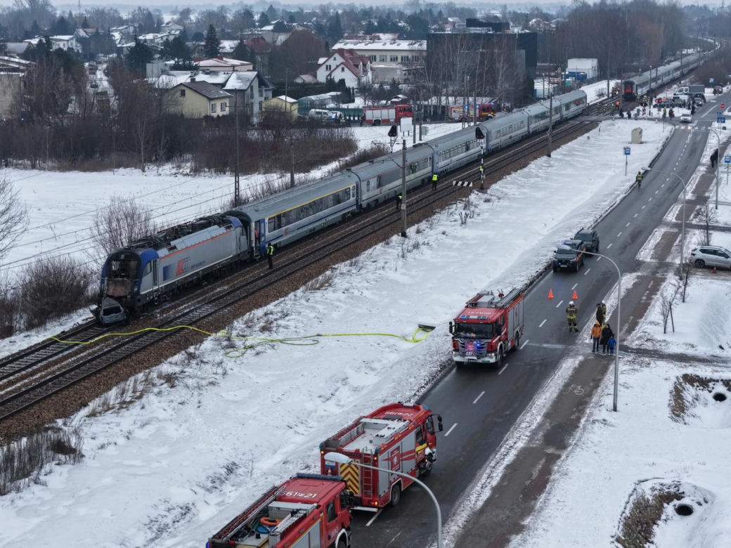Pociąg i auto są w ogniu! Horror na przejeździe kolejowym pod Warszawą