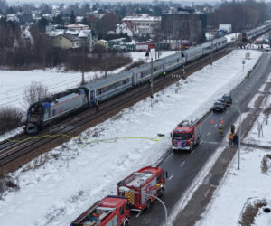 Pociąg i auto są w ogniu! Horror na przejeździe kolejowym pod Warszawą