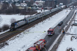 Pociąg i auto są w ogniu! Horror na przejeździe kolejowym pod Warszawą