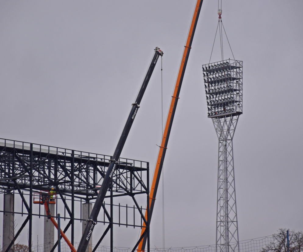 Demontaż jupiterów na stadionie w Szczecinie