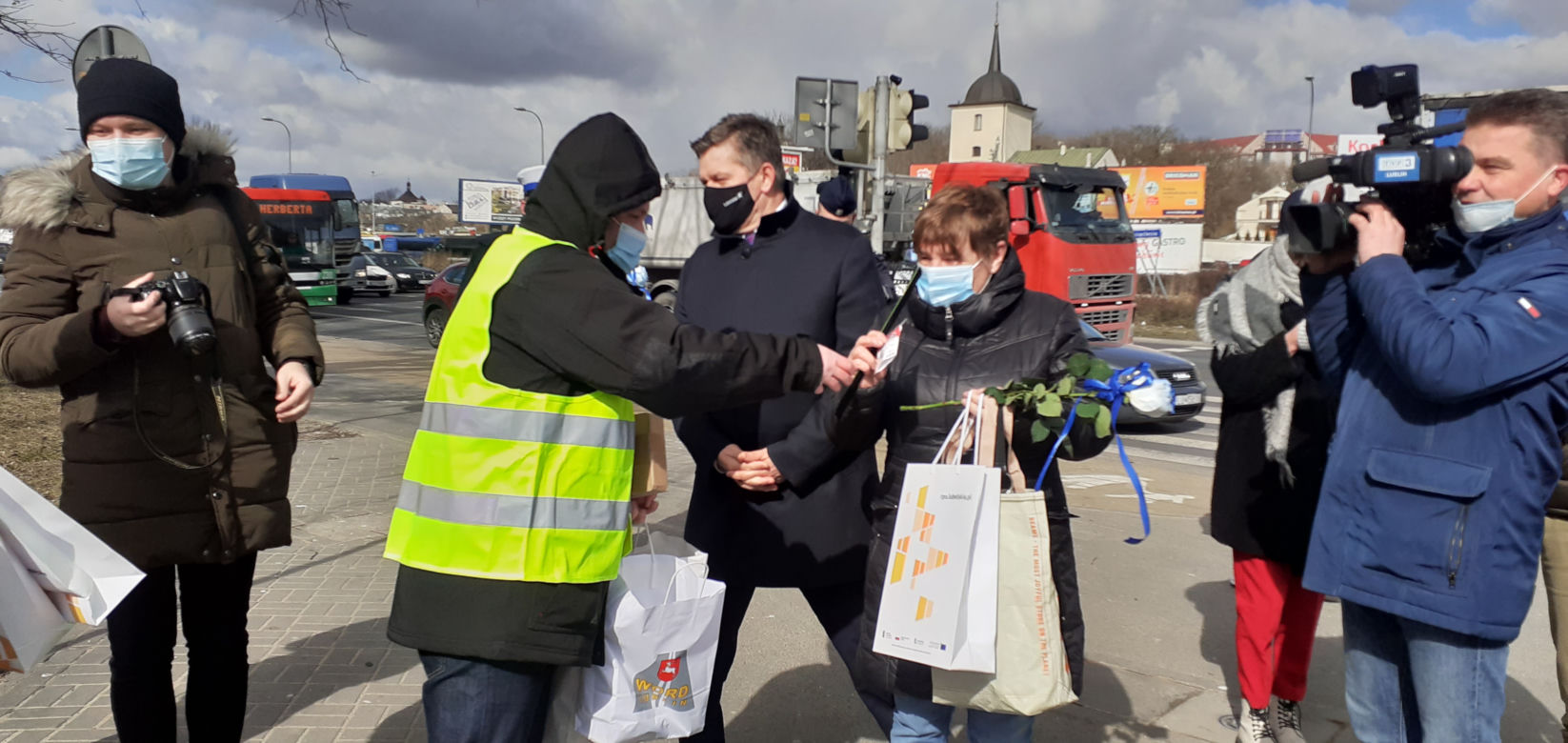 Kobiety dostawały róże zamiast mandatów