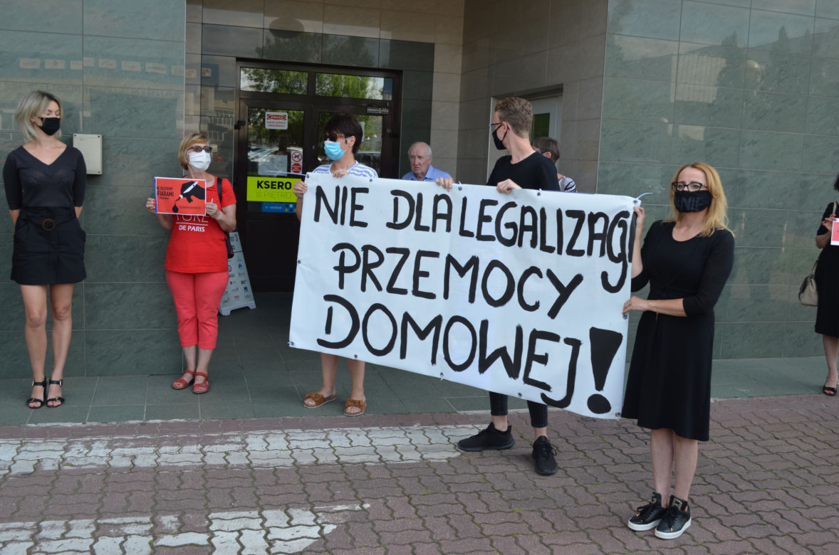 Protest przed biurem starachowickiego posła PiS