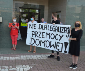 Protest przed biurem starachowickiego posła PiS