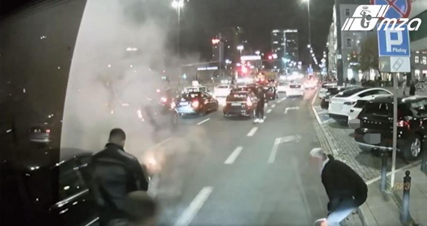 Mercedes płonął przy Dworcu Centralnym. Na ratunek ruszył kierowca autobusu