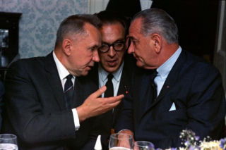 Między dialogiem a odstraszaniem. Szczyt w Glassboro (1967) jako model zarządzania ryzykiem strategicznym we współczesnej dyplomacji USA