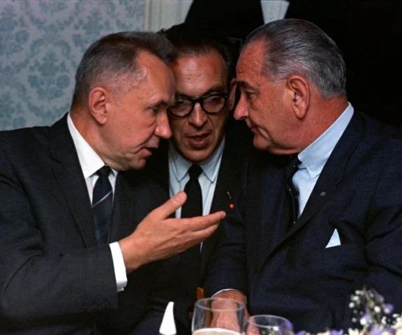 Między dialogiem a odstraszaniem. Szczyt w Glassboro (1967) jako model zarządzania ryzykiem strategicznym we współczesnej dyplomacji USA
