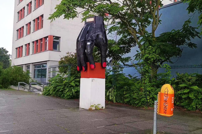 Gigantyczny zegarek na rękę w Hansaviertel