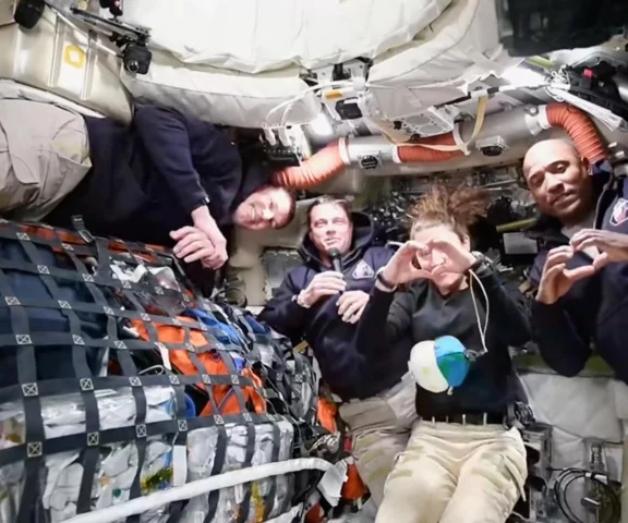 Załoga misji Artemis II odzyskała łączność z Ziemią. Astronauci opisali pobyt po ciemnej stronie Księżyca