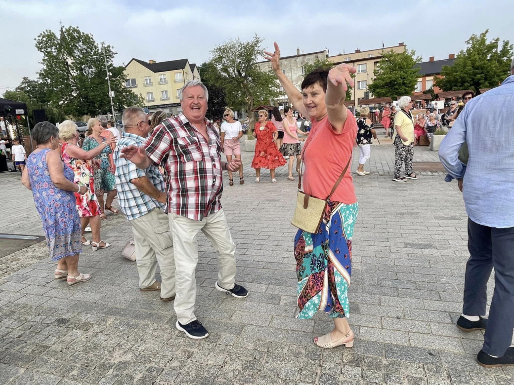 POTAŃCÓWKA NA RYNKU. Tak bawią się mieszkańcy Starachowic
