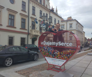 CzeCzerwone serce stanęło na płycie Rynku. Wrzucone do niego nakrętki pomogą dzieciom