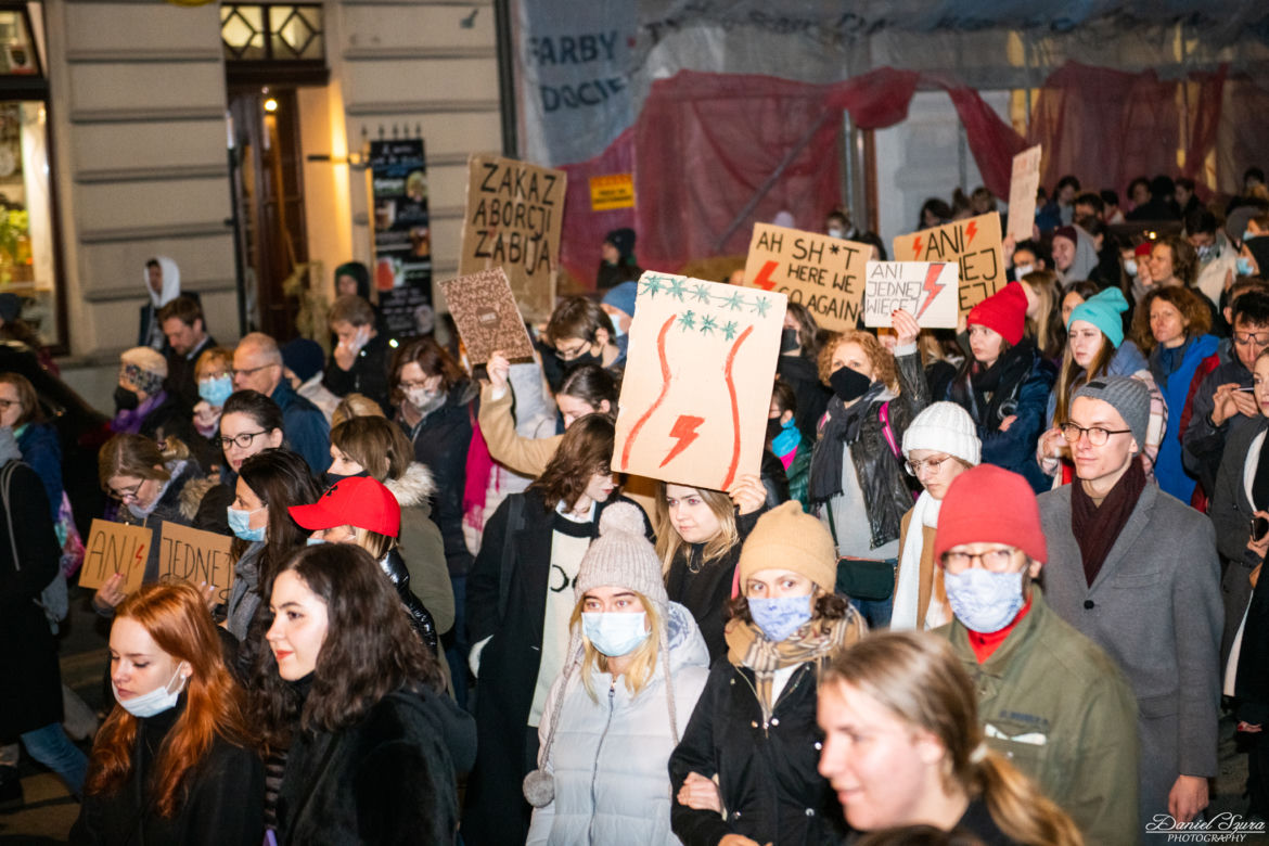 Kraków: "Ani jednej więcej". Protest po śmierci ciężarnej Izabeli z Pszczyny