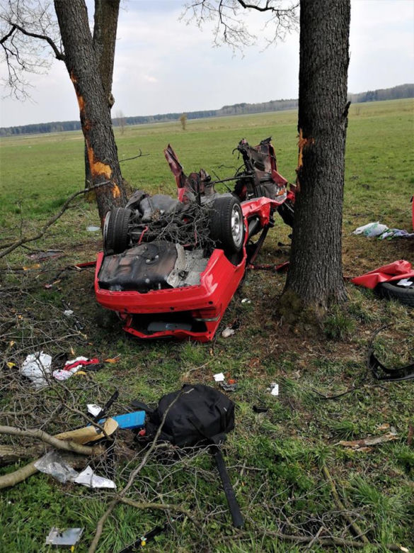 Boćki. BMW roztrzaskało się na drzewie. W środku mężczyzna i kobieta [ZDJĘCIA]