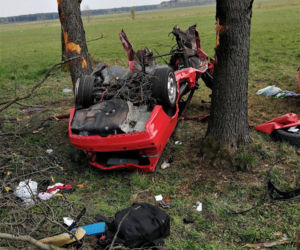 Boćki. BMW roztrzaskało się na drzewie. W środku mężczyzna i kobieta [ZDJĘCIA]