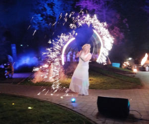 Pokaz fireshow w wykonaniu tancerzy i tancerek Teatru Ognia „Mantra” z Makowa Mazowieckiego