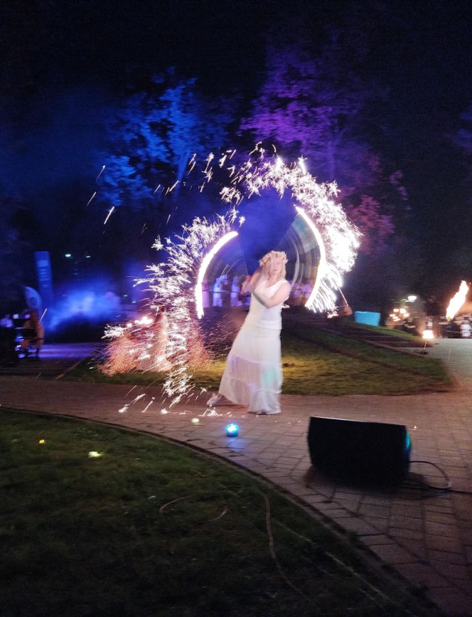 Pokaz fireshow w wykonaniu tancerzy i tancerek Teatru Ognia „Mantra” z Makowa Mazowieckiego