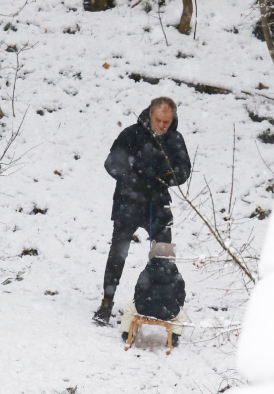 Donald Tusk na sankach z wnuczkami