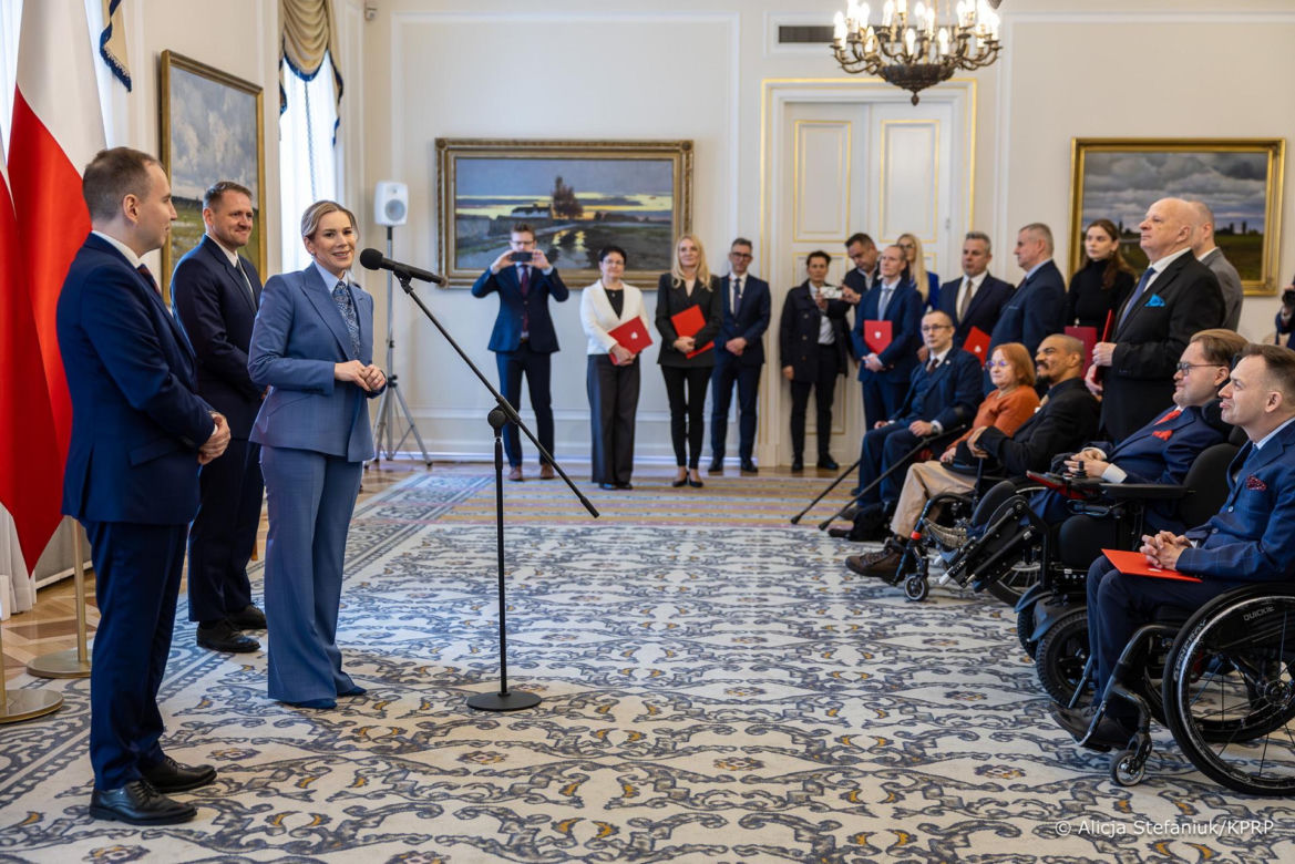 Marta Nawrocka w garniturach