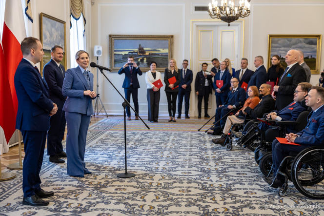 Marta Nawrocka w garniturach