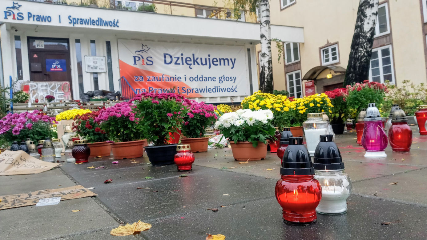 Chryzantemy i znicze pod siedzibą PiS w Szczecinie