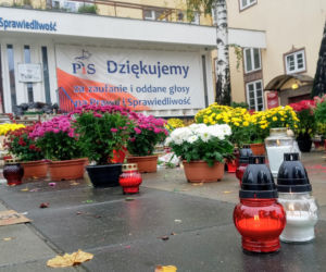 Chryzantemy i znicze pod siedzibą PiS w Szczecinie