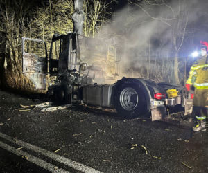 Ciągnik siodłowy uderzył w  drzewo i spłonął