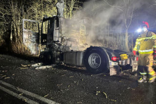 Ciągnik siodłowy w ogniu. Pożar w Robczysku niedaleko Leszna [ZDJĘCIA/FILM]