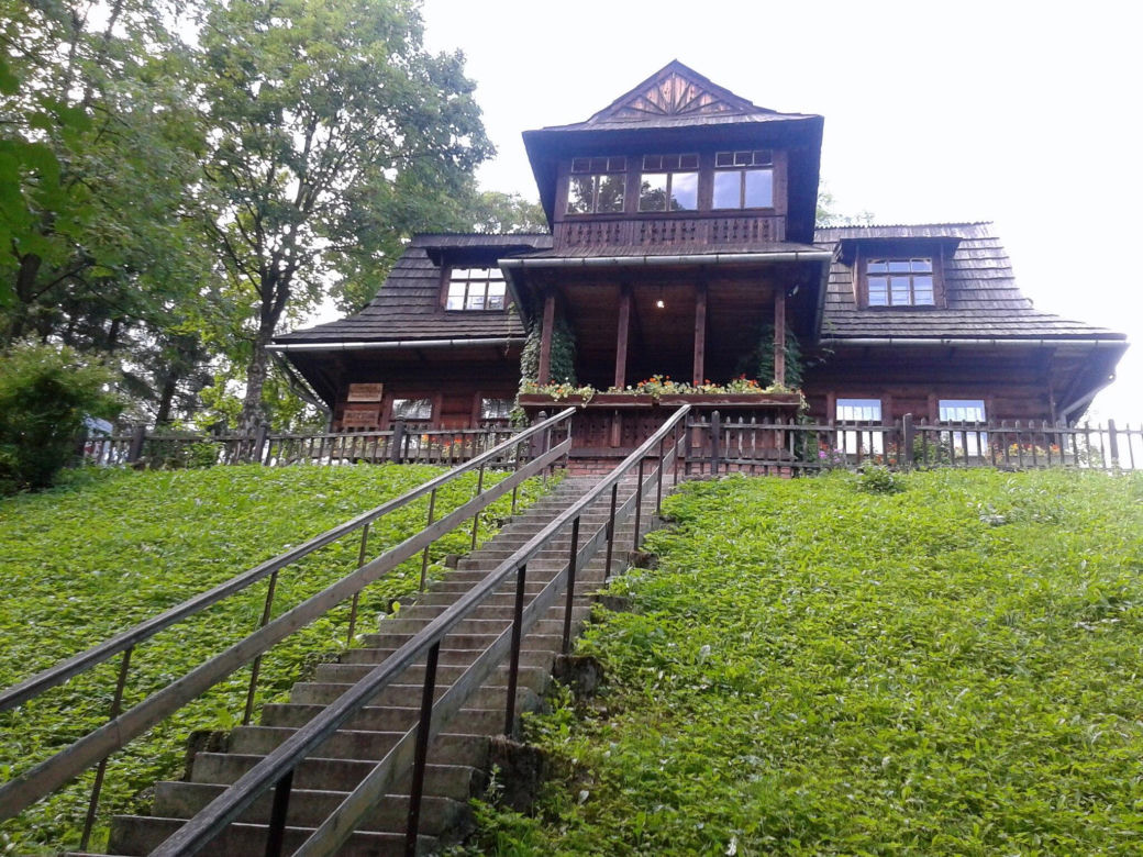 Ta małopolska willa jest perłą architektury. Kiedyś należała do sławnego poety, pioniera Młodej Polski 