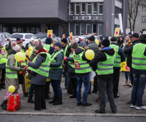 Protest ws. wariantów S7 przed siedzibą oddziału GDDKIA w Krakowie