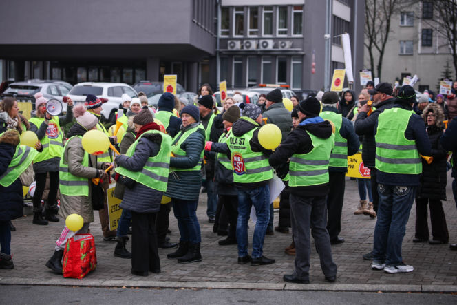 Protest ws. wariantów S7 przed siedzibą oddziału GDDKIA w Krakowie