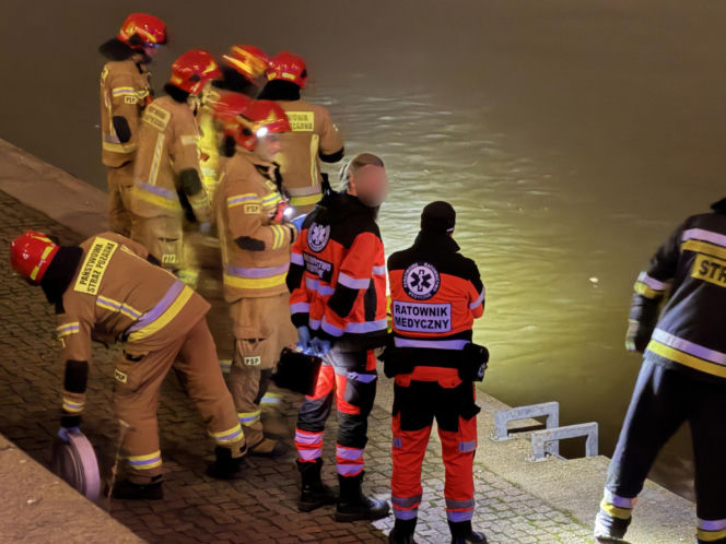 Unoszące się na wodzie ciało