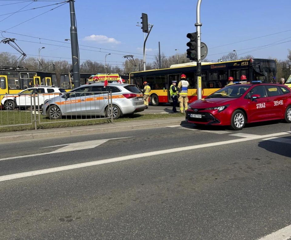 4 osoby ranne po zderzeniu autobusu z tramwajem na rondzie Waszyngtona w Warszawie