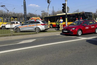 4 osoby ranne po zderzeniu autobusu z tramwajem na rondzie Waszyngtona w Warszawie