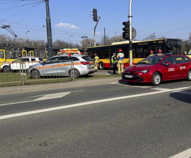 4 osoby ranne po zderzeniu autobusu z tramwajem na rondzie Waszyngtona w Warszawie