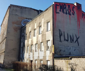 Zamalowane graffiti na kamienicy przeznaczonej do rozbiórki