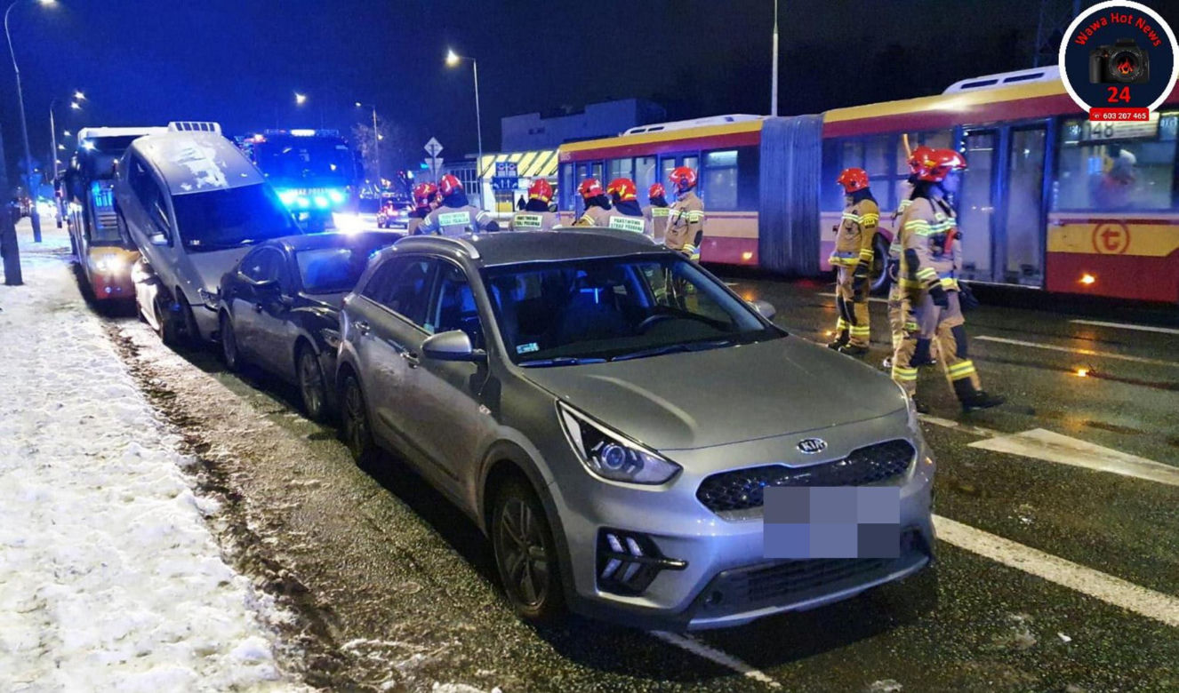 Karambol w Warszawie. Jeden samochód na dachu drugiego
