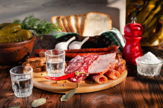 Zakąski do wódki – sprawdzone pomysły na zakrapianą imprezę