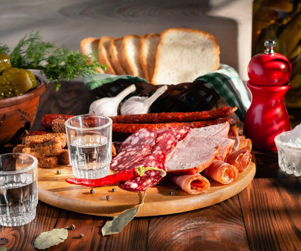 Zakąski do wódki – sprawdzone pomysły na zakrapianą imprezę