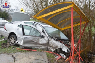 Horodyszcze: Samochód staranował przystanek i kapliczkę! Koszmarny widok