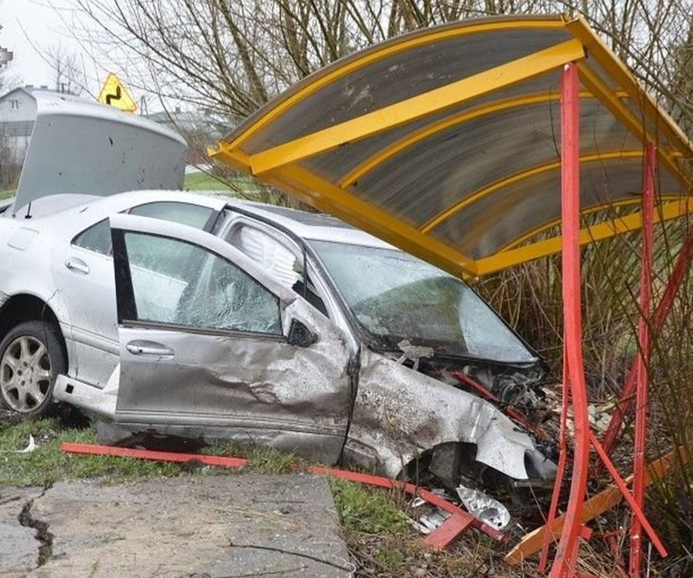 Horodyszcze: Samochód staranował przystanek i kapliczkę! Koszmarny widok
