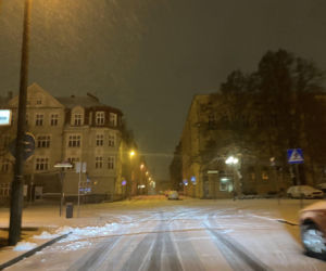 Warmia i Mazury zasypane śniegiem. Na drogach trudne warunki