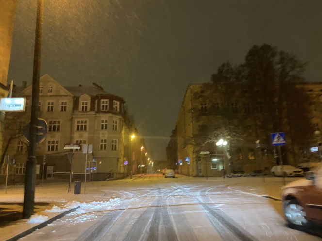 Warmia i Mazury zasypane śniegiem. Na drogach trudne warunki