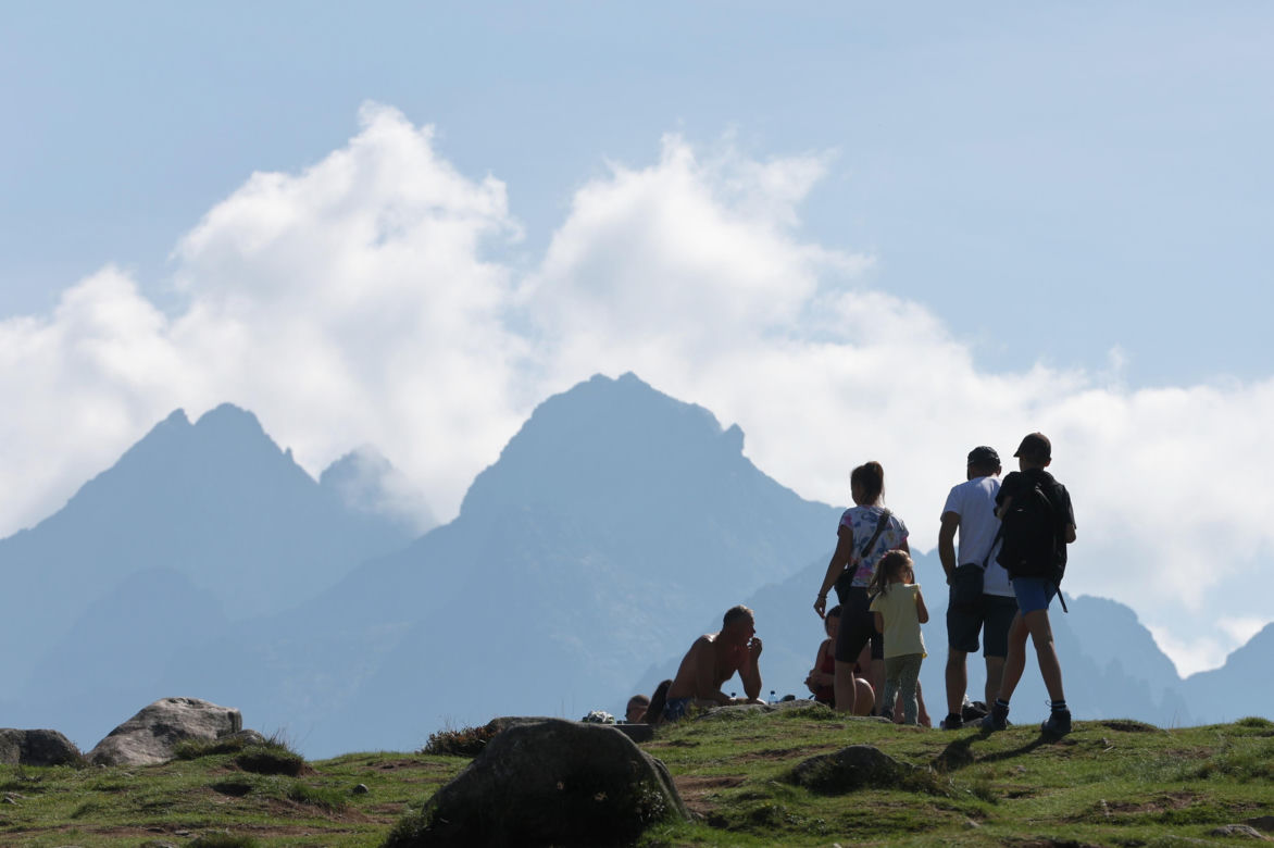 Koniec wakacji, a turyści szturmują Tatry. Na szlakach tłumy