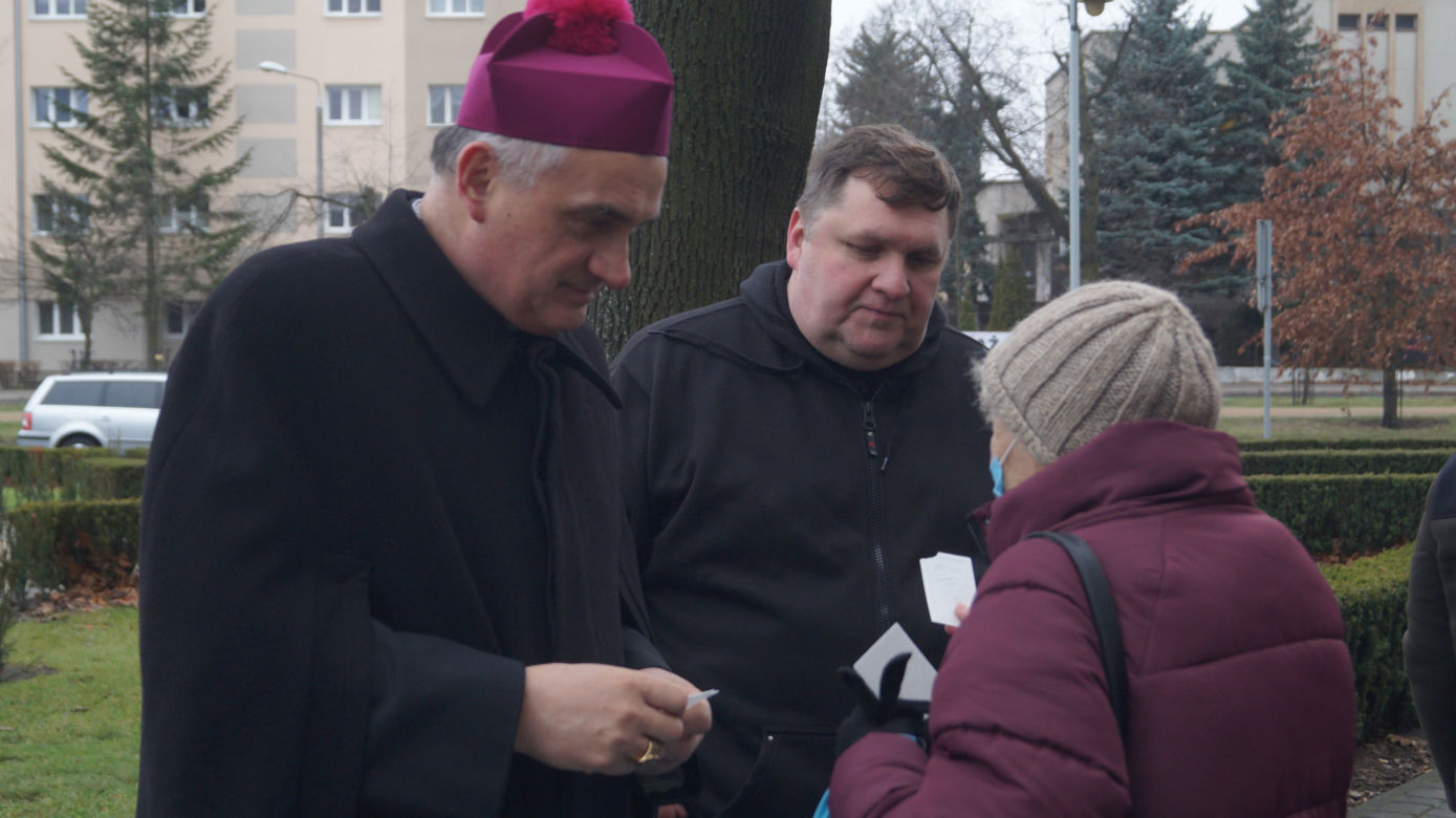 Wigilia dla bezdomnych i potrzebujących przed bydgoską Bazyliką [ZDJĘCIA]