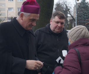 Wigilia dla bezdomnych i potrzebujących przed bydgoską Bazyliką [ZDJĘCIA]