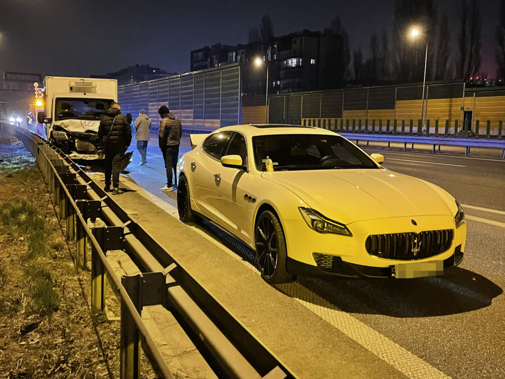 Dostawczak wbił się w piękne maserati